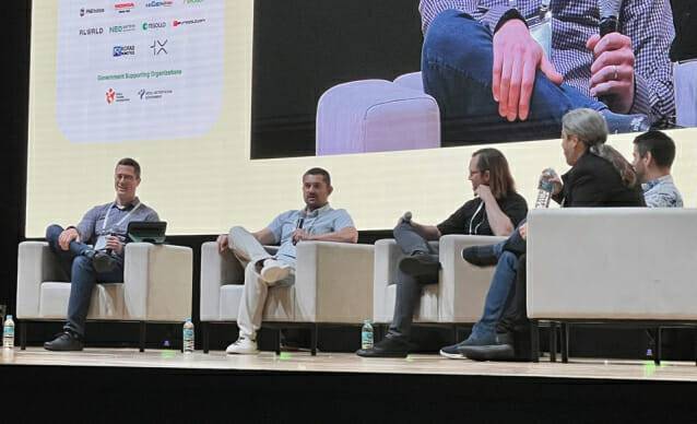 조나단 허스트 애질리티 로보틱스 공동창업자 겸 최고로봇책임자(왼쪽 첫 번째)가 1일 서울 코엑스에서 열린 '휴머노이드 2025' 산업 패널 토론에 사회자로 참여했다. (사진=지디넷코리아 신영빈 기자)