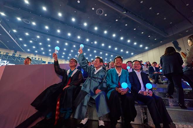 이재명 대통령이 1일 경기 고양시 킨텍스에서 열린 대중문화교류위원회 출범식에서 응원봉을 들어보이고 있다. 왼쪽부터 최휘영 문화체육관광부 장관, 이 대통령, 박진영 대중문화교류위원회 공동위원장, 김용범 대통령실 정책실장. /대통령실 제공