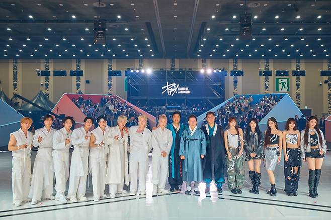 이재명 대통령이 1일 경기 고양시 킨텍스에서 열린 대중문화교류위원회 출범식에서 그룹 르세라핌, 스트레이 키즈와 기념촬영을 하고 있다. /대통령실 제공