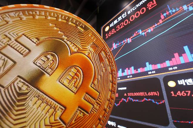 2일 서울 서초구에 있는 빗썸라운지 강남본점 현황판./연합뉴스