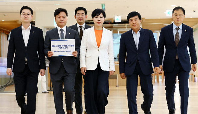 더불어민주당 3대특검 종합대응특별위원회가 1일 오후 서울 KT 광화문 웨스트빌딩 김건희 특검에 '웰바이오텍 주가조작 은폐 의혹'에 대한 특위의 공식 의견서를 전달하기 위해 이동하고 있다. ⓒ뉴시스