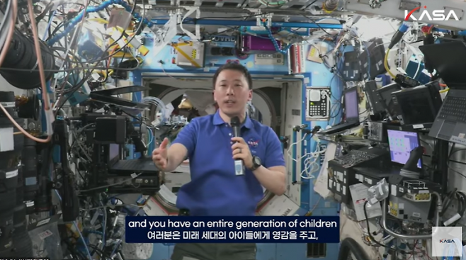 우주청과 ISS에서 실시간으로 인터뷰 하는 우주비행사 조니 김. 우주청 유튜브 캡처