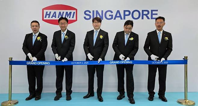 곽동신 한미반도체 회장(왼쪽 세번째)이 싱가포르 우드랜즈에서 열린 한미싱가포르 출범 기념 행사에서 테이프를 자르고 있다. 한미반도체 제공