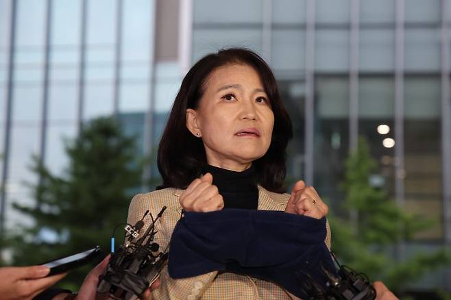 이진숙 전 방송통신위원장이 2일 오후 서울 대치동 자택에서 경찰에게 체포된 뒤 영등포경찰서에서 입장을 밝히고 있다. 경찰은 이날 오후 4시 4분쯤 국가공무원법 및 공직선거법 위반 혐의로 이 전 위원장에 대한 체포영장을 집행했다. 뉴스1