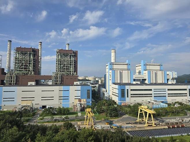 한국중부발전이 운영하는 보령화력 5, 6, 7, 8호기 아래 태양광 패널들이 설치돼 있다. 옥기원 기자