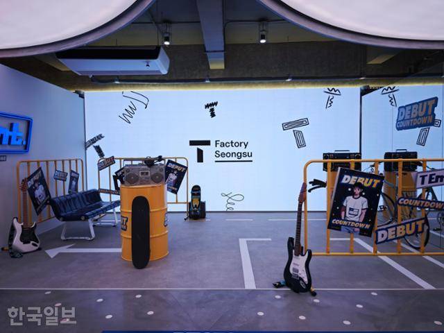 'T팩토리 성수' 1층에 마련된 포토존. 'K엔터테인먼트' 데뷔 과정을 체험의 소재로 삼았다. 김진욱 기자