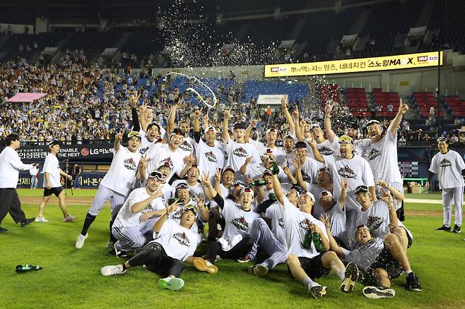 지난 1일 정규시즌 1위를 확정하고 세리머니를 하는 LG 선수단. 사진=LG 제공
