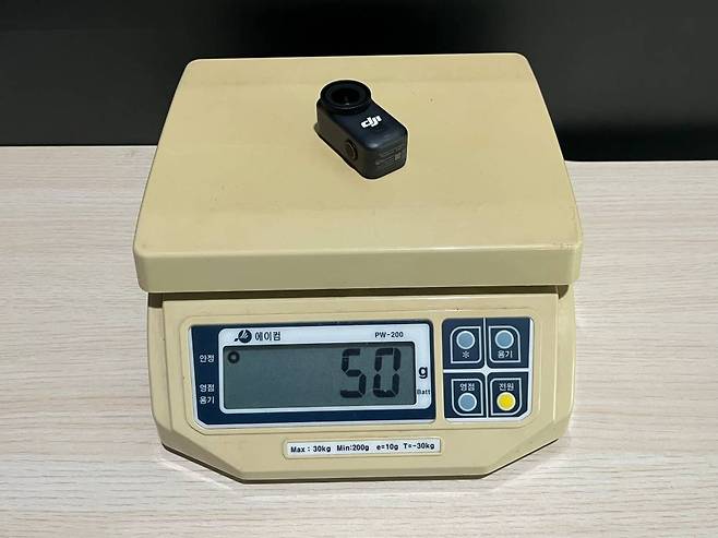 오즈모 나노의 실제 카메라 무게는 50g이다 / 출처=IT동아