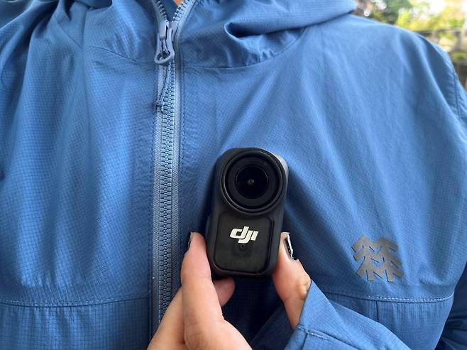 마그네틱 스트랩에 카메라를 부착한 모습 / 출처=IT동아