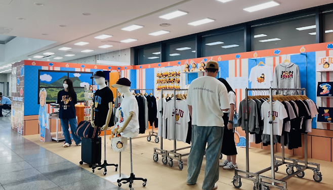 제주 해녀와 감귤을 모티브로 디자인한 굿즈를 선보인 ‘아일랜드 프로젝트’ 팝업스토어. 여행객들이 발길을 멈추고 둘러보고 있다.