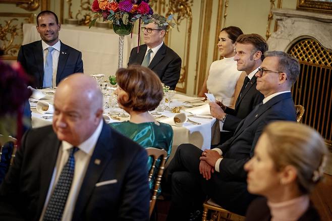 키어 스타머 영국 총리(왼쪽 두번째), 에마뉘엘 마크롱 프랑스 대통령(오른쪽 세번째)이 1일(현지시간) 덴마크 코펜하겐 아말리엔보르궁에서 덴마크 국왕 부부가 주최한 만찬에 참석하고 있다. EPA연합뉴스