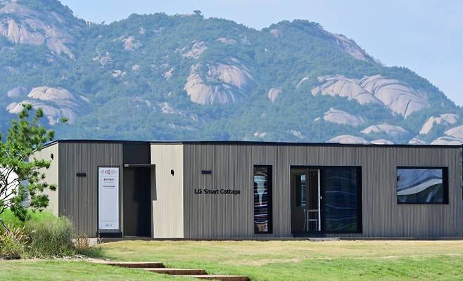 LG 스마트코티지 16평형 신모델이 서울 종로구 '열린송현 녹지광장'에 설치된 모습. LG전자 제공