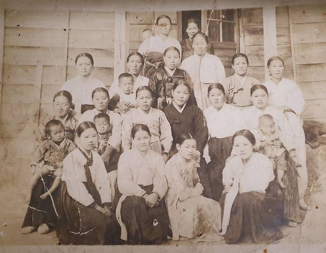 우을순 할머니의 16살 모습. 친구들과 교회 부흥회에서 촬영한 사진이다. 우 할머니는 아랫줄 왼쪽 두번째 흰옷을 입은 소녀다. 가족 제공