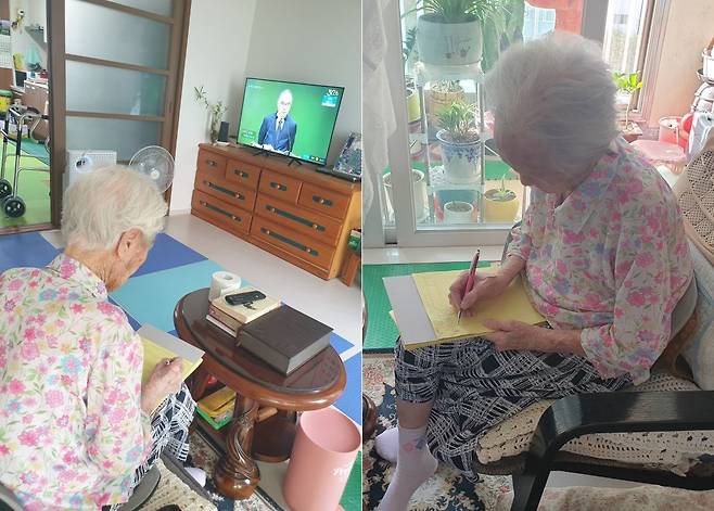 우을순 할머니가 최근 경남 창원 자택에서 주일 예배를 드리는 모습. 온라인 영상을 보면서 말씀을 적고 있다. 가족 제공