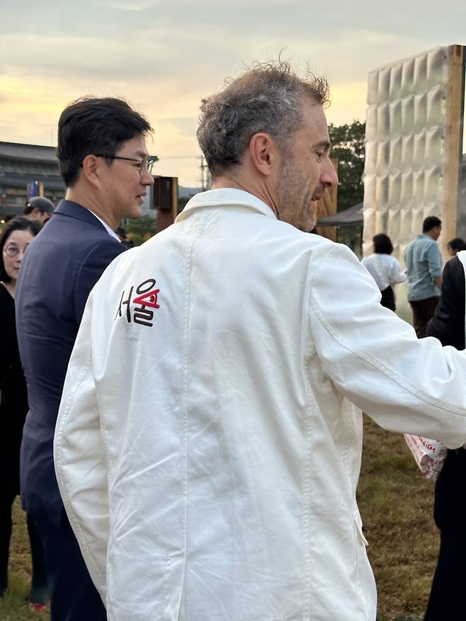 ‘서울’ 글자가 새겨진 옷을 입고 있는 토마스 헤더윅 총감독/ 사진=권효정 여행+기자