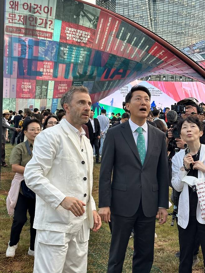 개막식에 앞서 전시를 보고 있는 오세훈 서울시장과 토마스 헤더윅 총감독/ 사진=권효정 여행+기자
