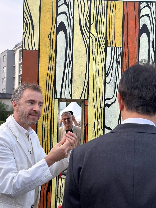 개막식에 앞서 전시를 보고 있는 오세훈 서울시장과 토마스 헤더윅 총감독/ 사진=권효정 여행+기자