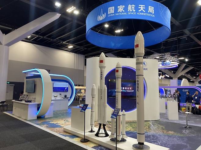 2일(현지시간) 호주 시드니에서 열린 세계 최대 규모의 우주 행사인 제76차 국제우주대회(IAC) 현장에 마련된 중국 부스가 관람객 없이 텅텅 비어 있다. <시드니 고재원 기자>