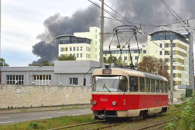 러시아의 대규모 드론 및 미사일 공격이 전개된 지난달 28일(현지시간) 우크라이나 수도 키이우 시내에 붉은 연기가 피어오르고 있다. <사진=AP 연합뉴스>