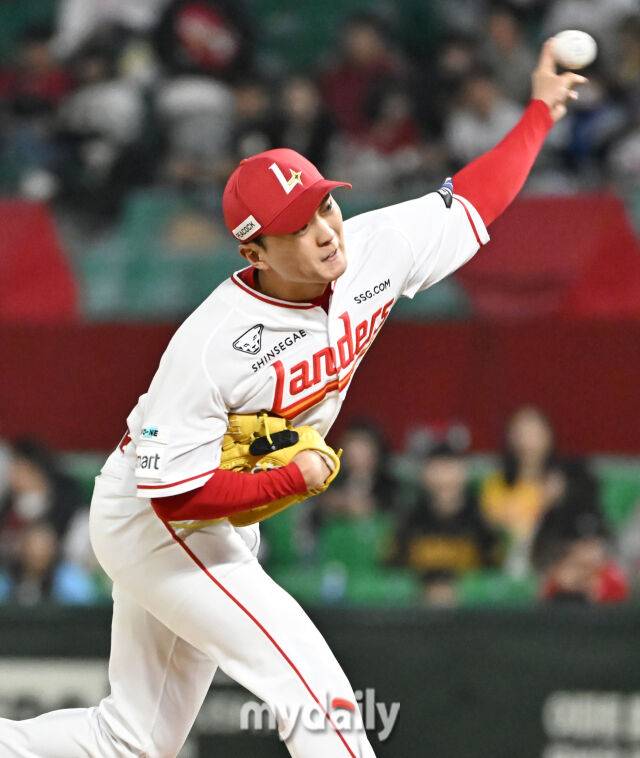 29일 오후 인천광역시 문학동 SSG랜더스필드에서 진행된 '2025 프로야구 KBO리그' SSG랜더스와 삼성라이온즈의 경기. SSG 김건우가 역투하고 있다./마이데일리