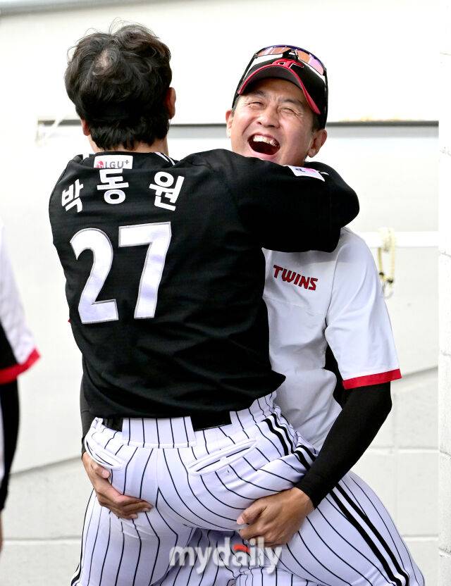 김광삼 투수코치가 박동원의 홈런을 축하하고 있다 / 대전 = 유진형 기자 zolong@mydaily.co.kr