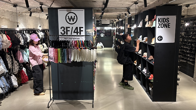 지난 1일 서울 중구 뉴뉴 명동점에서 사람들이 상품을 살펴보고 있다. 박연수 기자