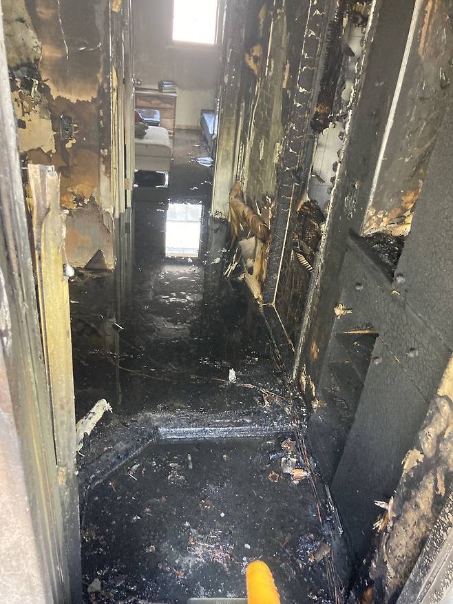 리튬이온 배터리가 폭발한 아파트 실내가 새까맣게 탄 모습. 손인규 기자