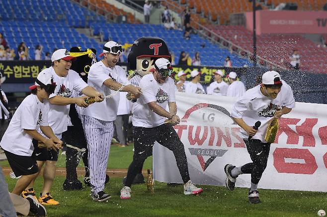 LG 트윈스 주장 박해민(사진 맨 오른쪽)이 1일 서울 잠실야구장에서 정규 시즌 우승을 확정한 뒤 선수들로부터 샴페인 세례를 받고 있다. 연합뉴스