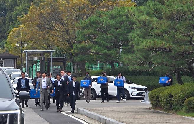 2일 오후 대전 유성구 화암동 국가정보자원관리원에 대한 압수수색을 마친 경찰 관계자들이 박스를 들고 이동하는 모습. 독자 제공