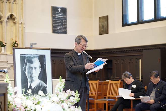 일본성공회 유시경 신부가 윤동주 시인 추모 예배에서 설교를 하고 있다. 유시경 신부 제공