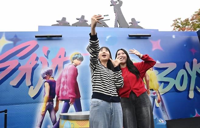 에버랜드서 만나는 케이팝 데몬 헌터스 - 30일 경기 용인시 에버랜드에서 관람객들이 ‘케이팝 데몬 헌터스’(케데헌) 테마존을 체험하고 있다. 케데헌 테마존에서는 대형 LED 스크린을 통해 작품 속 주요 영상과 인기 OST, 헌트릭스, 사자보이즈 등 캐릭터별 스토리를 미션형 게임과 인터랙티브 포토존을 통해 몰입감 있게 경험할 수 있다. 2025.09.30. 뉴시스