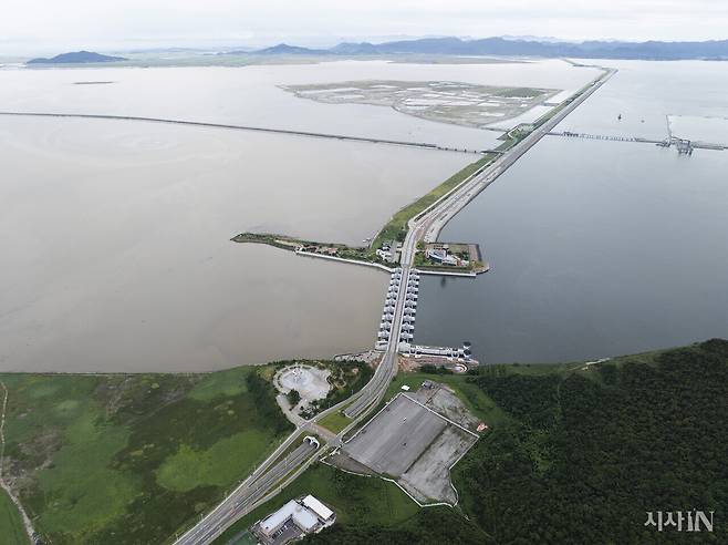 길이 33㎞ 새만금 방조제와 신시도 배수갑문(가운데)의 모습. 방조제 오른쪽 바다와 왼쪽 새만금호의 물 색깔 차이가 뚜렷하다. ⓒ시사IN 이명익