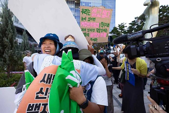 9월11일 서울행정법원에서 열린 새만금신공항 기본계획 취소소송에서 원고 승소 판결이 나오자 ‘새만금 신공항 백지화 공동행동’ 소속 시민들이 환호하고 있다. ⓒ시사IN 이명익