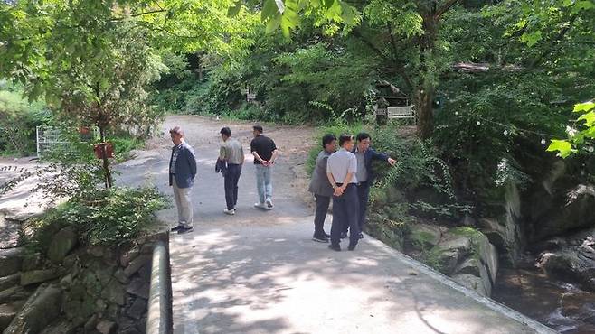 경북도 관계자들이 도내 하천·계곡 내 불법 점용시설물 정비 현장을 점검하고 있다. ⓒ경북도