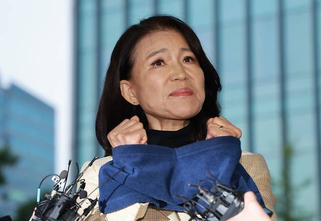 국가공무원법 및 공직선거법 위반 등의 혐의로 체포된 이진숙 전 방송통신위원장이 10월2일 서울 영등포경찰서로 압송되며 취재진에 발언하고 있다. ⓒ연합뉴스