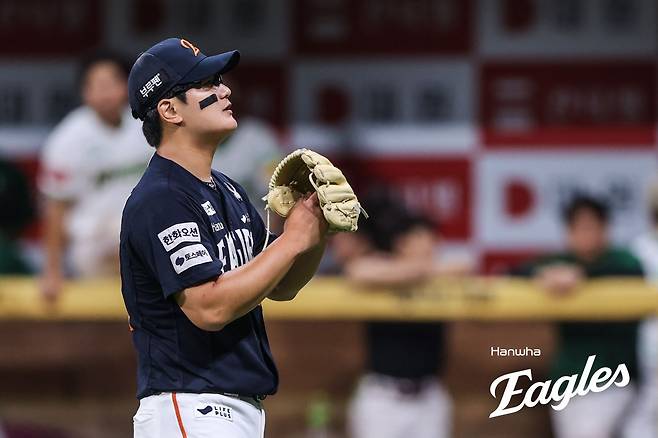 한화 김서현은 1일 인천 SSG와 원정경기에서 9회말 구원등판해 0.2이닝 4실점으로 블론세이브를 기록해 패전투수가 됐다. 팀도 선두 경쟁에서 밀리며 리그 2위를 확정하며 쓰라린 경험을 맛봤다. 사진제공|한화 이글스