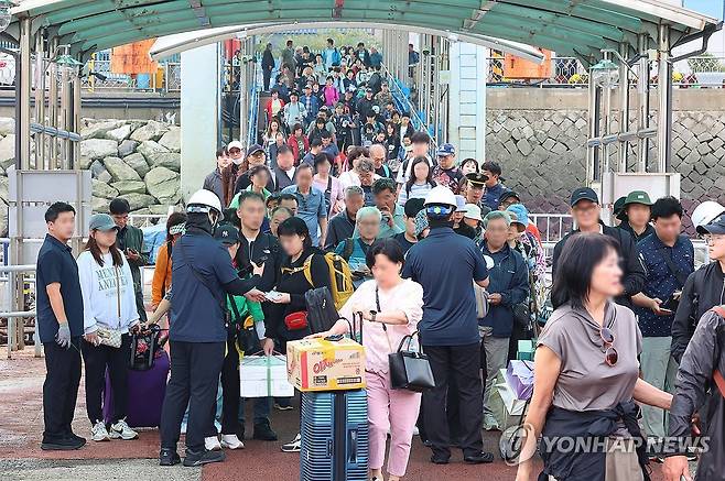 귀성객들로 붐비는 인천항 연안여객터미널 (인천=연합뉴스) 임순석 기자 = 추석 연휴를 앞둔 2일 오전 인천 중구 인천항 연안여객터미널에서 고향 섬으로 가는 귀성객들이 여객선에 승선하기 위해 이동하고 있다. 2025.10.2 soonseok02@yna.co.kr