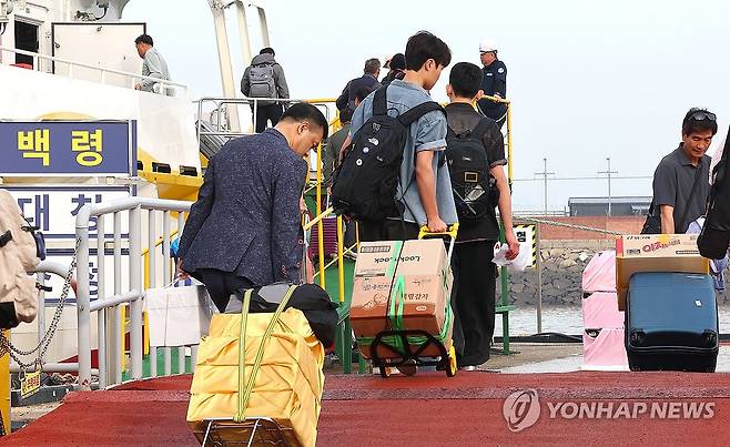 설레는 고향 가는 길 (인천=연합뉴스) 임순석 기자 = 추석 연휴를 앞둔 2일 오전 인천 중구 인천항 연안여객터미널에서 고향 섬으로 가는 귀성객들이 여객선에 승선하기 위해 이동하고 있다. 2025.10.2 soonseok02@yna.co.kr