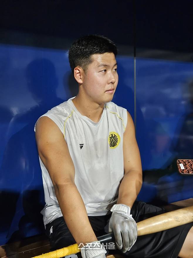 국군체육부대 전미르가 1일 서울 고척스카이돔에서 열린 2025 퓨처스리그 챔피언결정전에 앞서 취재진과 만나 인터뷰에 응하고 있다. 고척 | 강윤식 기자 skywalker@sportsseoul.com