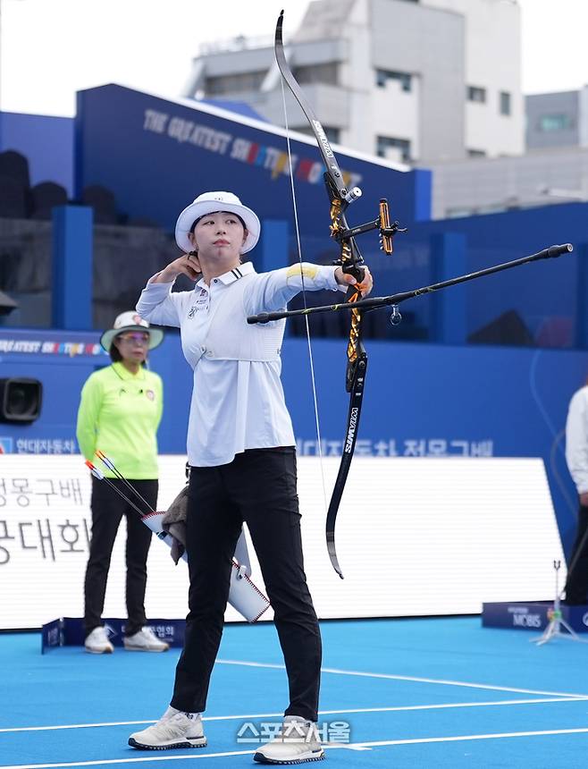 임시현(한국체육대학교)이 2일 광주광역시 광주국제양궁장과 5·18 민주광장 일대에서 열린 ‘현대자동차 정몽구배 한국양궁대회 2025’ 리커브 여자 통합 개인 8강전에서 슈팅을 하고 있다. 2025. 10. 2. 대한양궁협회 제공.