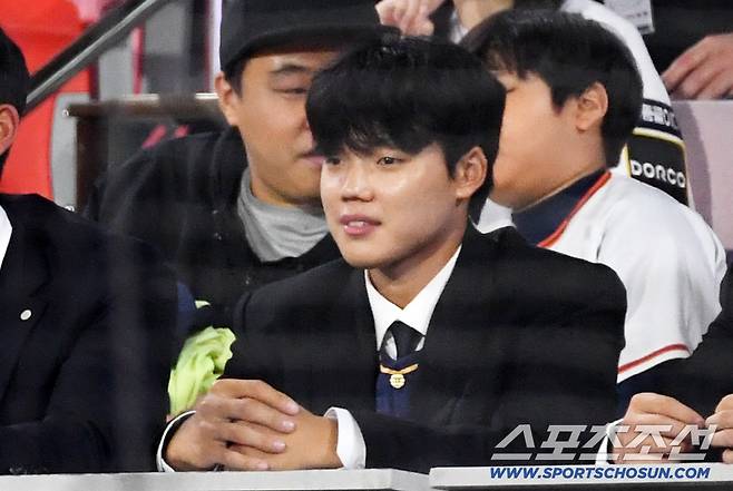 23일 수원KT위즈파크에서 열린 KBO리그 KT 위즈와 키움 히어로즈의 경기. 2026 KBO 드래프트에서 KT 위즈 지명을 받은 임상우가 경기를 지켜보고 있다. 수원=박재만 기자 pjm@sportschosun.com/2025.09.23/