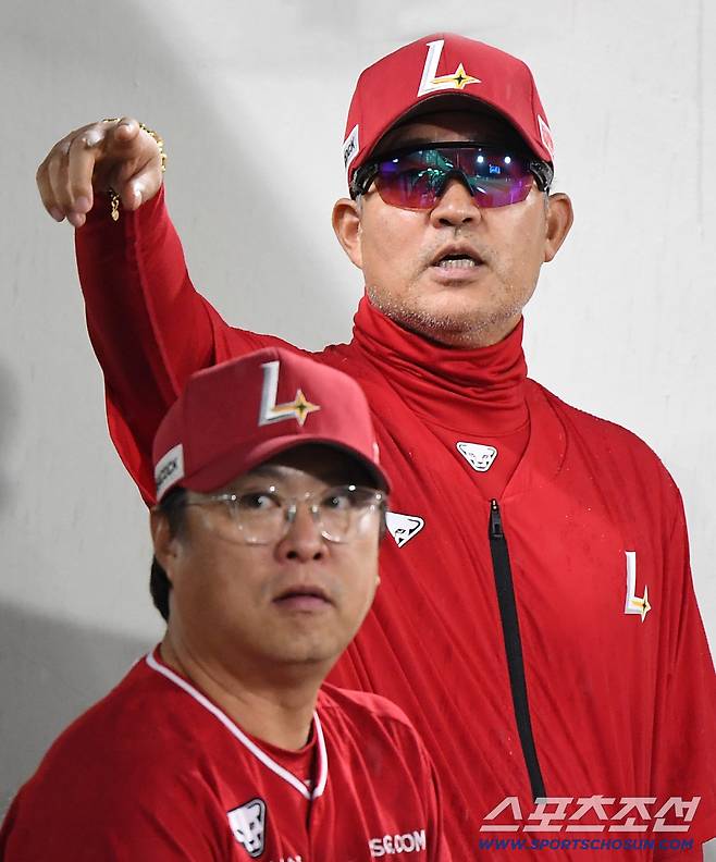 2일 광주 기아챔피언스필드에서 열린 SSG-KIA전. SSG 이숭용 감독이 벤치에서 선수쪽을 향해 손짓하고 있다. 광주=정재근 기자 cjg@sportschosun.com/2025.10.2/