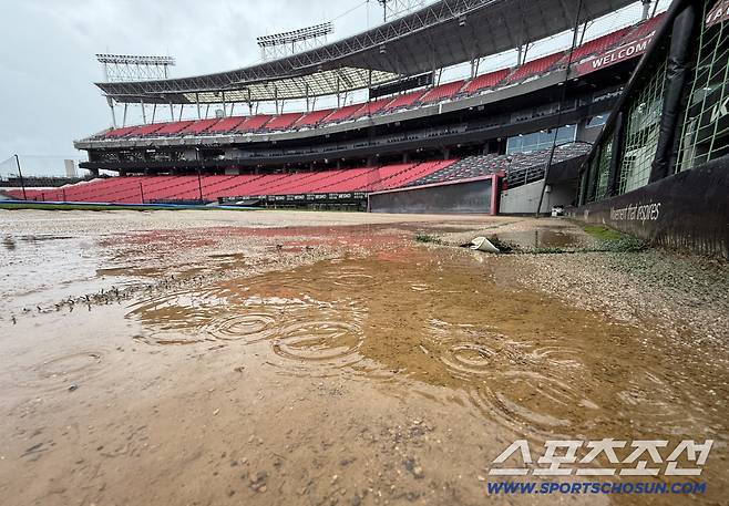 그라운드 곳곳에도 물이 고인 상태다.