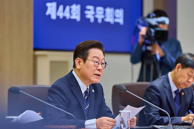 이재명 대통령이 지난달 30일 서울 용산 대통령실 청사에서 열린 제44회 국무회의에서 발언하는 모습. /대통령실