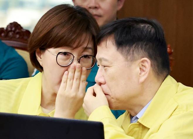 김현지 대통령실 총무비서관(현 제1부속실장)이 지난 8월 용산 대통령실에서 열린 수석·보좌관회의에서 임웅순 국가안보실 제2차장에게 말을 건네고 있다. ⓒ뉴시스