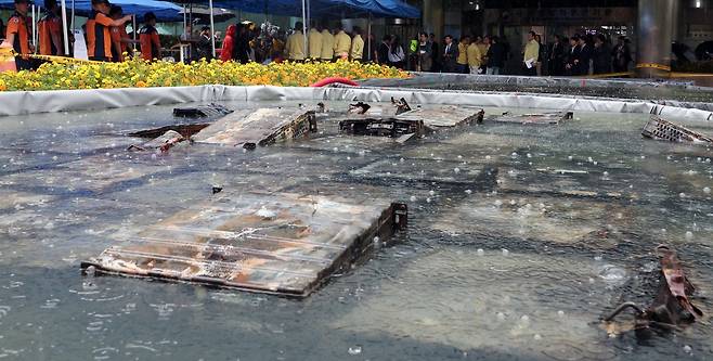 28일 대전 유성구 국가정보자원관리원 외부 침수조에 냉각작업 중인 리튬이온 배터리 위로 빗방울이 떨어지고 있다. 대전=뉴시스