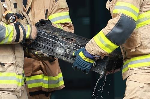 국정자원서 불에 탄 배터리 옮기는 소방대원.〈사진=연합뉴스〉