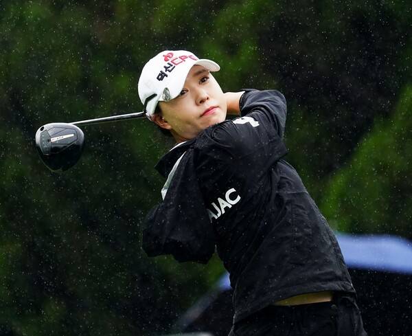 2025년 한국여자프로골프(KLPGA) 투어 '변형 스테이블포드 방식'의 동부건설·한국토지신탁 챔피언십 우승 경쟁에 뛰어든 문정민 프로가 3라운드에서 경기하는 모습이다. 사진제공=KLPGA (사진을 무단으로 사용하지 마십시오.)