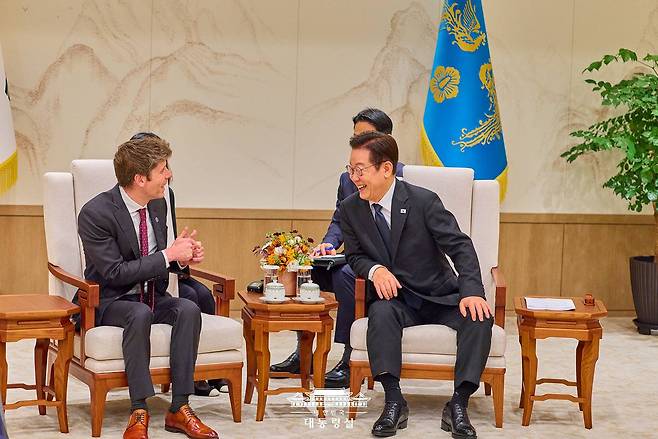 이재명 대통령(오른쪽)과 샘 올트먼 오픈AI CEO(왼쪽)가 만나 이야기를 나누는 모습 / 출처=대한민국 대통령실