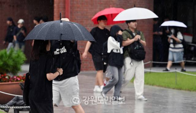 ▲ 가을비가 내린 16일 한림대 춘천캠ㅍ을비가 내린 16일 한림대에서 학생들이 우산을 쓰고 길을 걷고 있다. 방도겸 기자